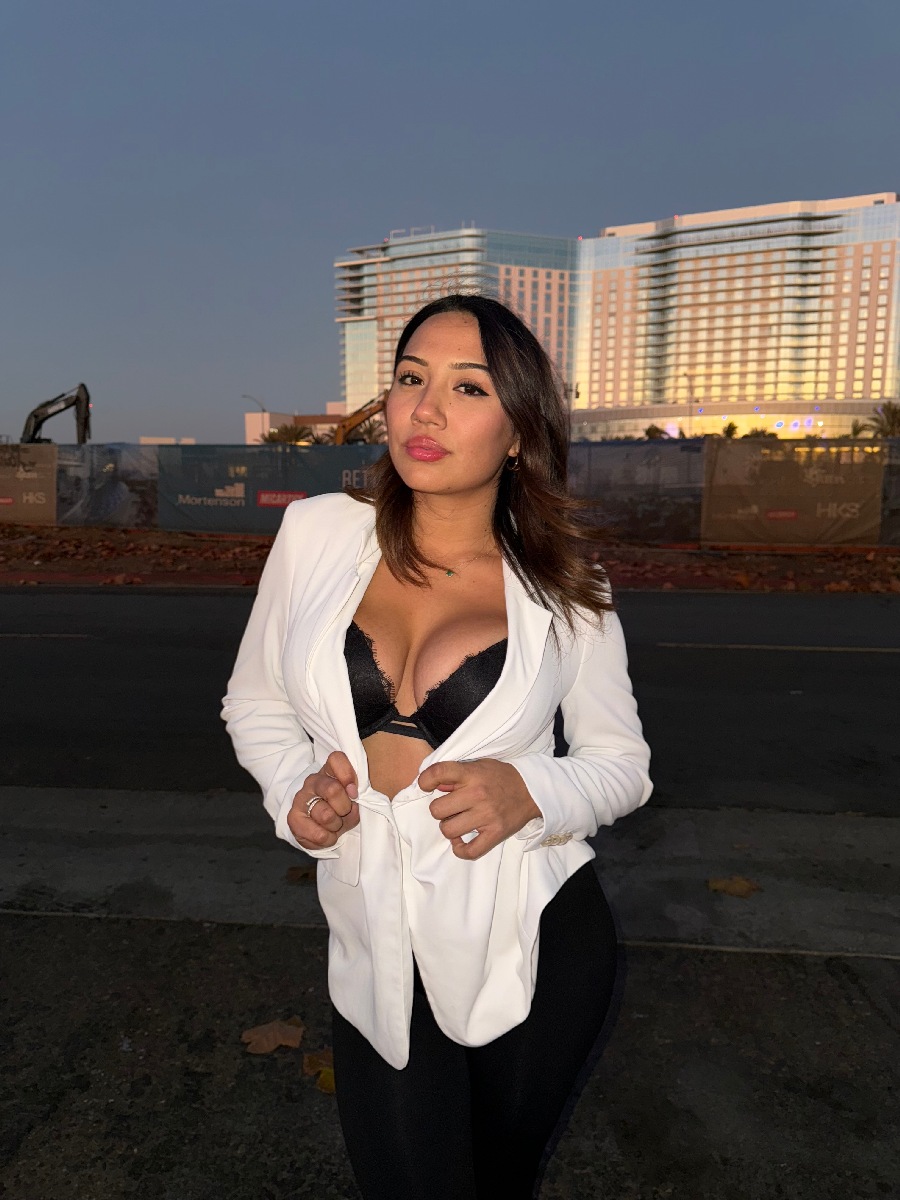 Take a pause and enjoy Ali Cruz — streaming from Novosibirsk