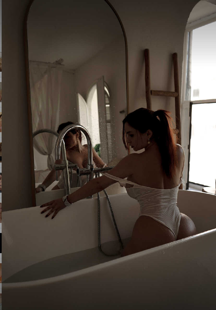 A playful frame from Miranda Faith nude — online in Novosibirsk