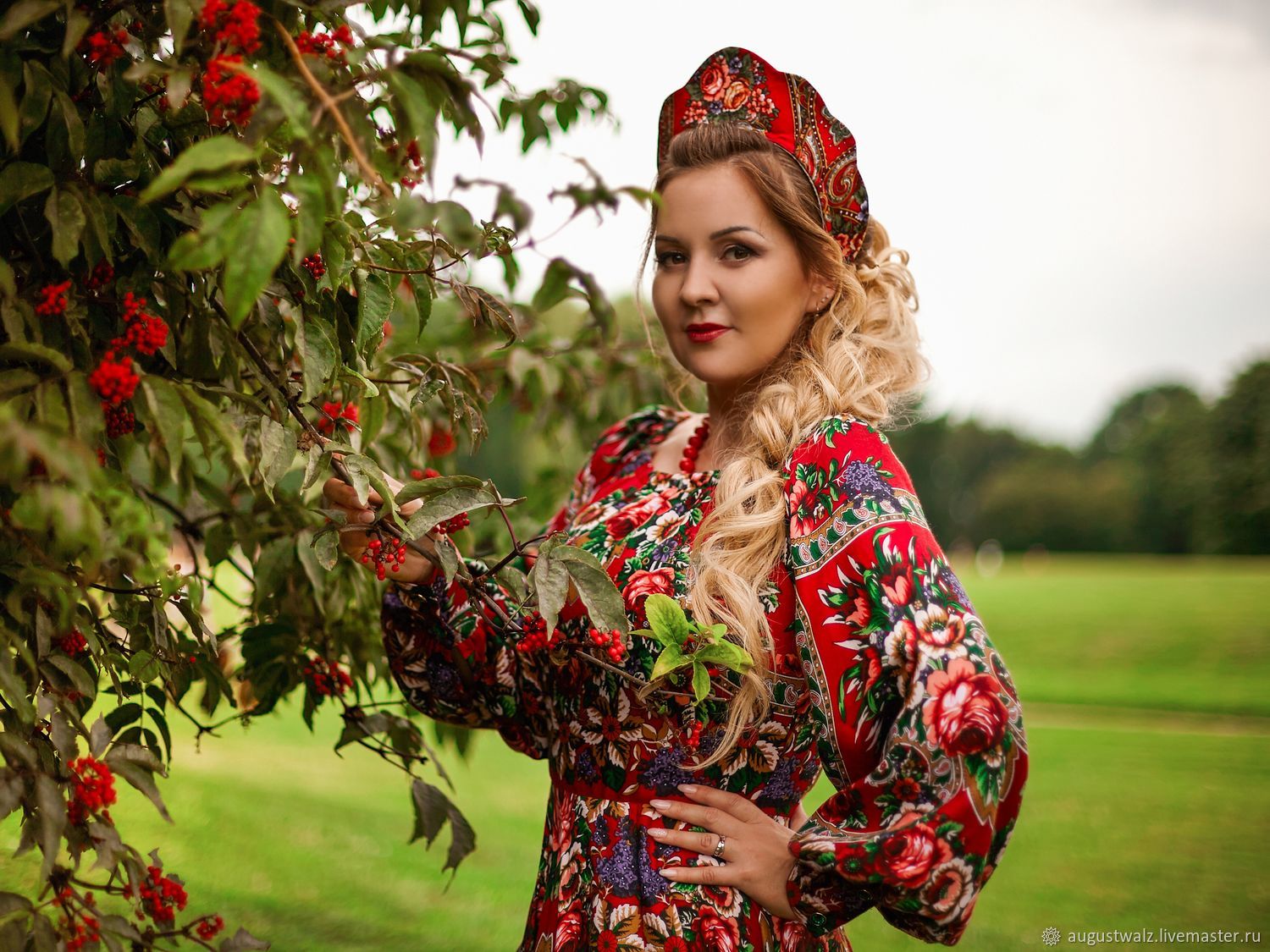 Women in Slavic costumes in Novosibirsk