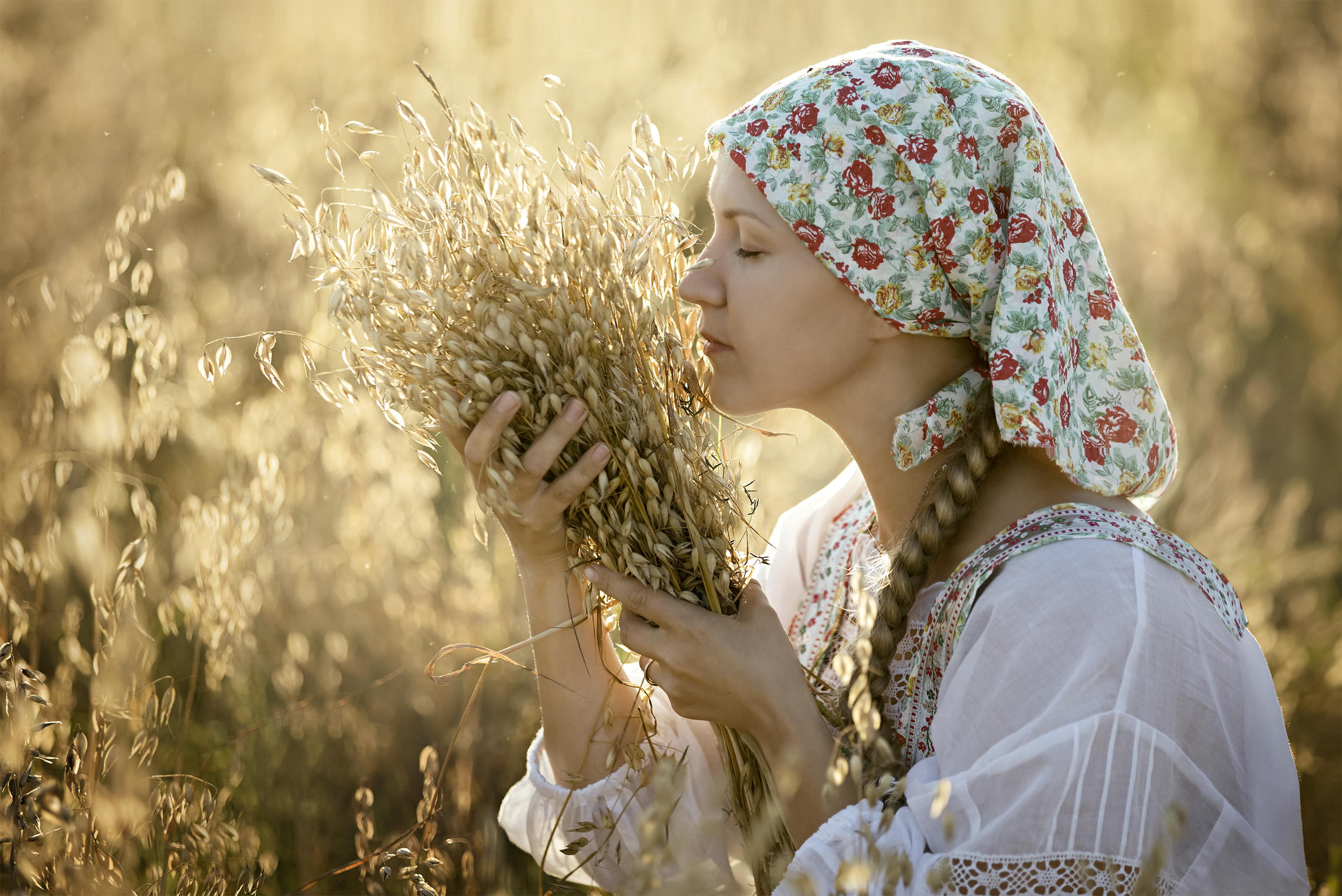 Photo Women in Slavic costumes in Novosibirsk