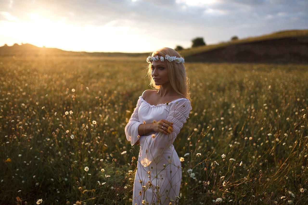 Girls in Slavic costumes in Novosibirsk
