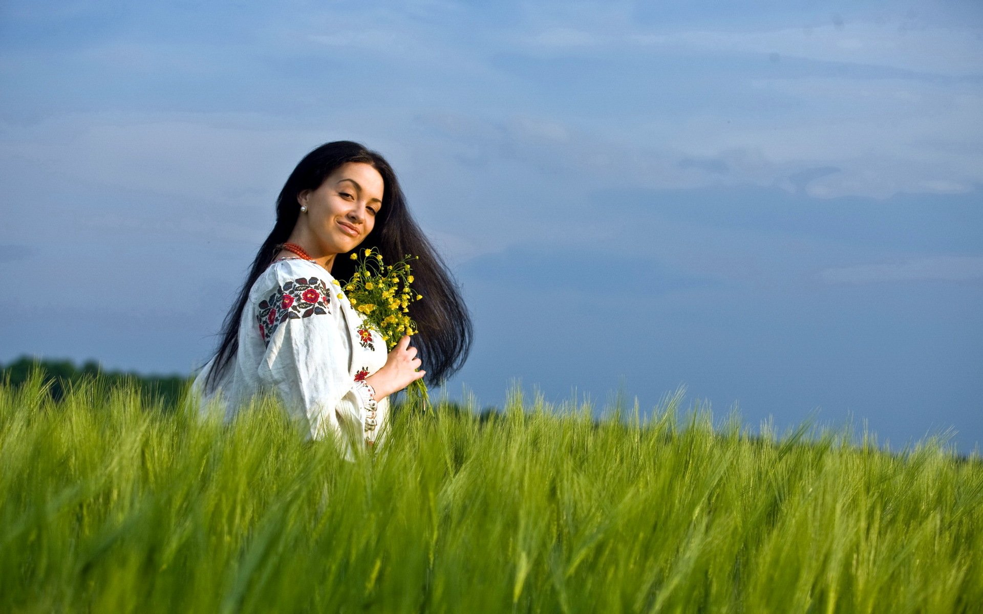 Girls in Slavic costumes in Novosibirsk