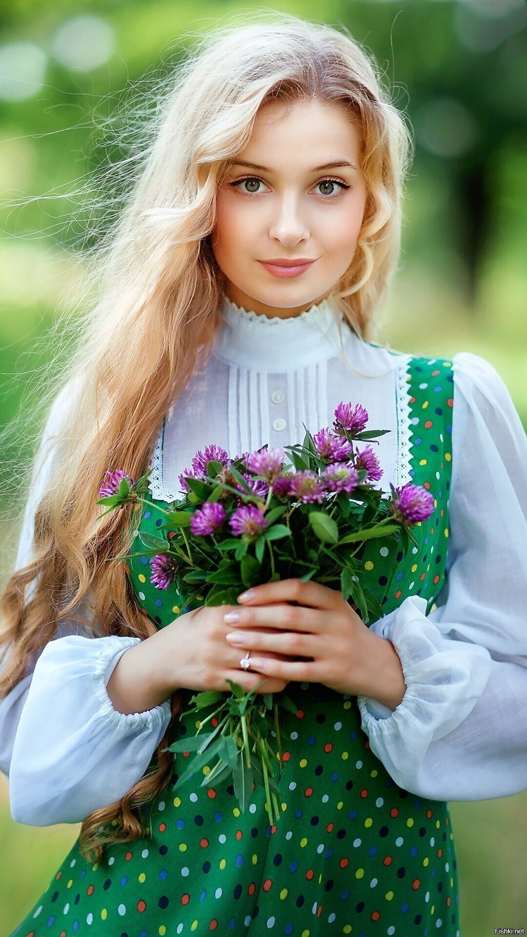 Girls in Slavic costumes in Novosibirsk